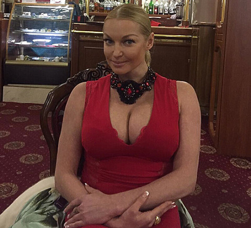Анастасия Волочкова удивила поклонников большим бюстом. Несколько дней назад у балерины грудь выглядела меньше, чем сейчас. Фото: Instagram.com/volochkova_art.