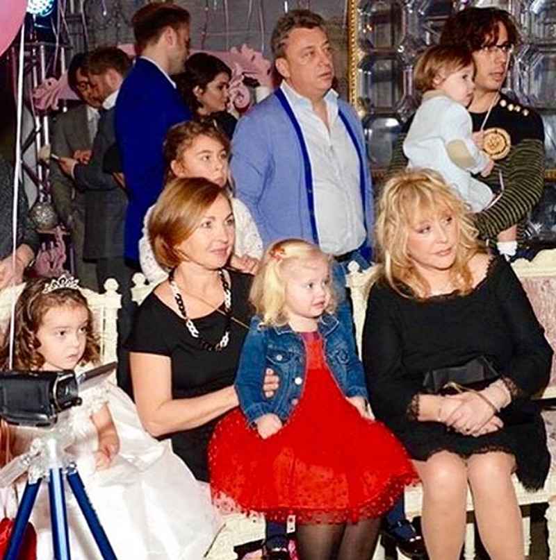 Fkirkorov: “6.12.15 День рождения Аллы-Виктории. Мои дорогие и любимые Алла и Максим со своими прекрасными детьми Лизой и Гарри, вместе с именинницей Аллой-Викторией, следят за сказочной судьбой Бель — любимой героини Аллы-Виктории из "Красавицы и чудовищ