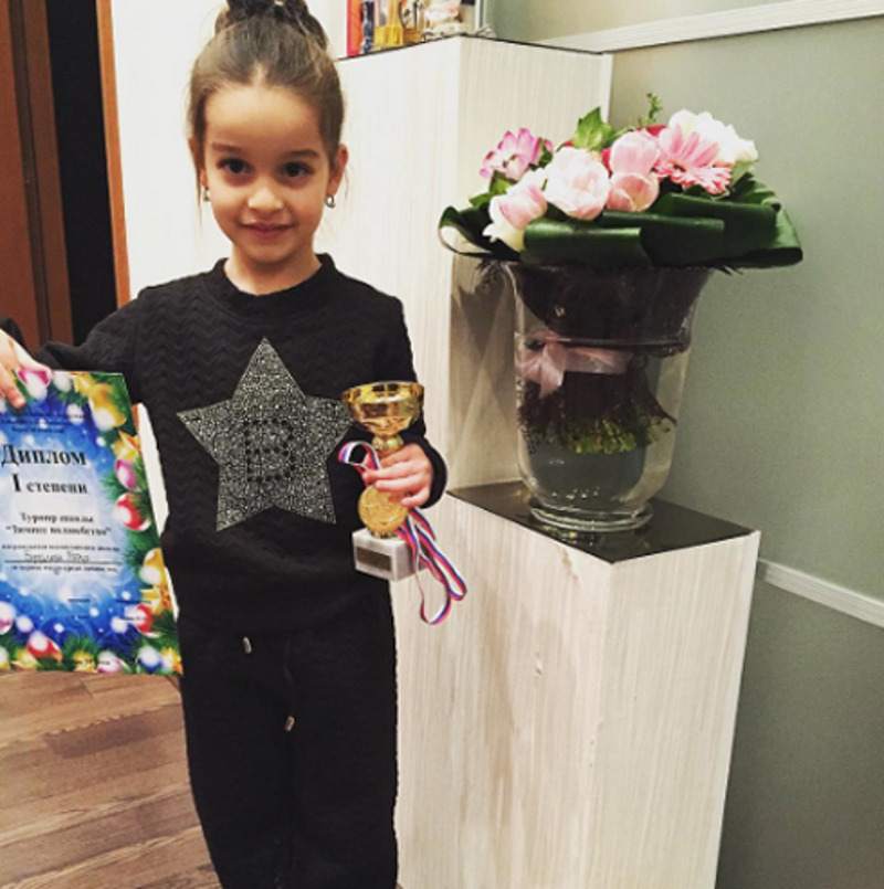 Маруся не встречала маму и сестренку из роддома, так как готовилась к соревнованиям. В результате юная гимнастка заняла 1 место