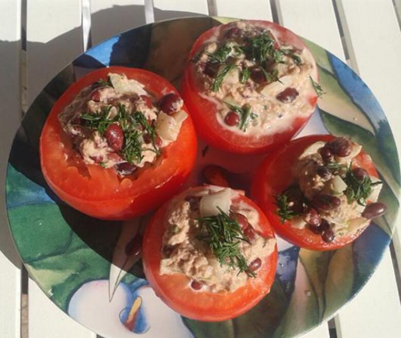 Фаршированные помидоры с тунцом и красной фасолью. Фото автора.