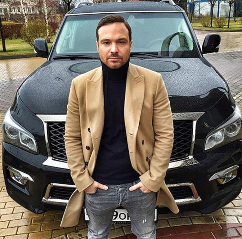 Алексей Чадов на фоне шикарной иномарки. Фото: Instagram.com/alexeychadov.