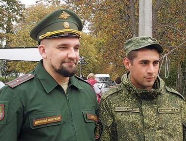 Рэпер Баста в роли военкома.