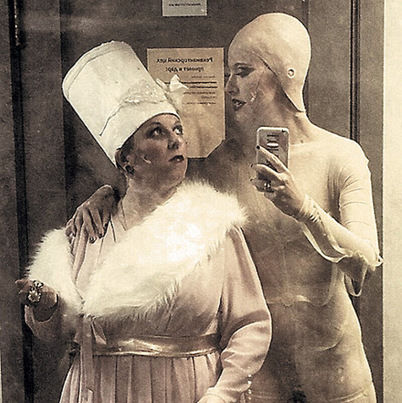 Ксения Собчак с партнершей по спектаклю «Женитьба» Анной Галиновой. Фото: Instagram.com.
