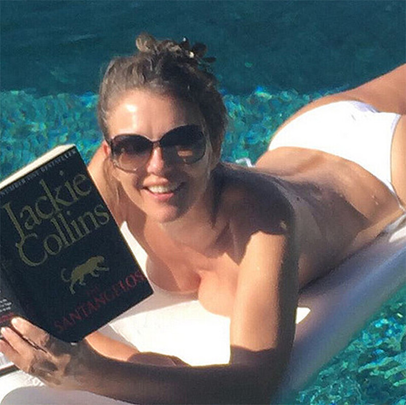Элизабет Херли опубликовала пикантный снимок. Фото: Instagram.com/elizabethhurley1.