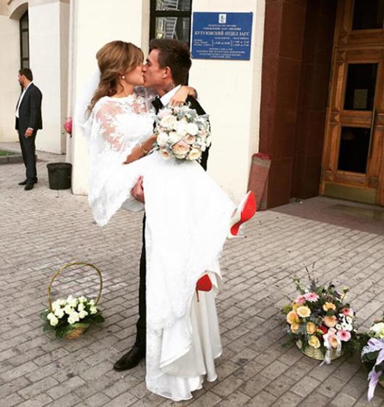 Влад Топалов и Ксения Данилина расписались в кутузовском ЗАГСе Москвы. Фото: Instagram.com/alina_topalova.