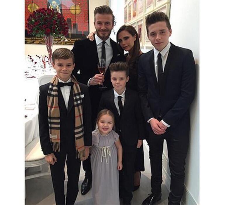 Дэвид и Виктория Бекхэмы с детьми. Фото: Instagram.com/victoriabeckham.