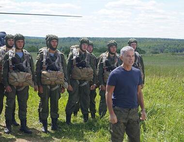 Клип «Никто, кроме нас» Олега Газманова снимали в действующих частях ВДВ. Фото: материалы пресс-служб.