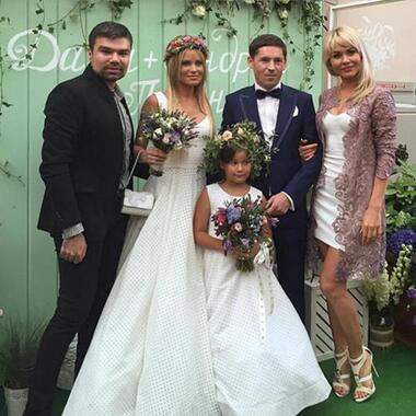 Дана Борисова и ее дочь на праздник оделись в стиле family look. Фото: Instagram.com.