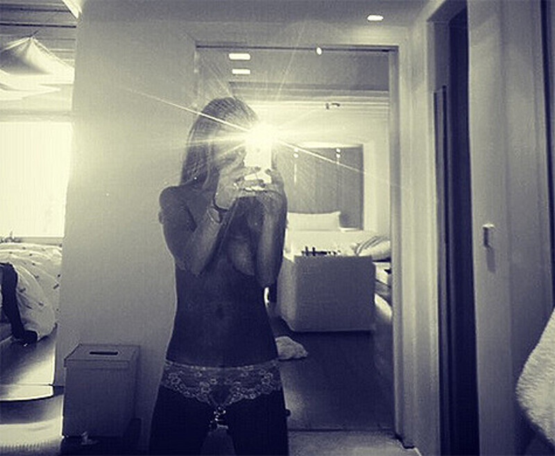 Линдсей Лохан поделилась пикантным селфи. Фото: Instagram.com/lindsaylohan.