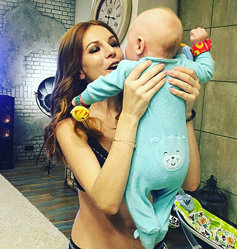 Наталья Подольская развлекала Артема до своего выхода на сцену. Фото: Instagram.com/nataliapodolskaya.