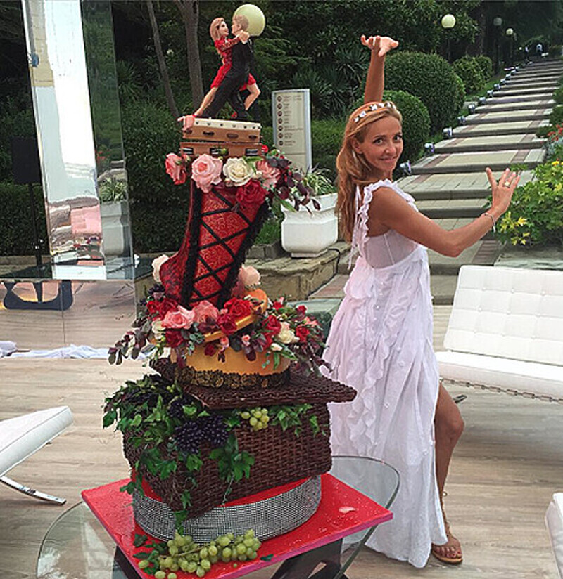 Торт для второго дня свадьбы напоминал стройный стан фигуристки. Фото: Instagram.com.