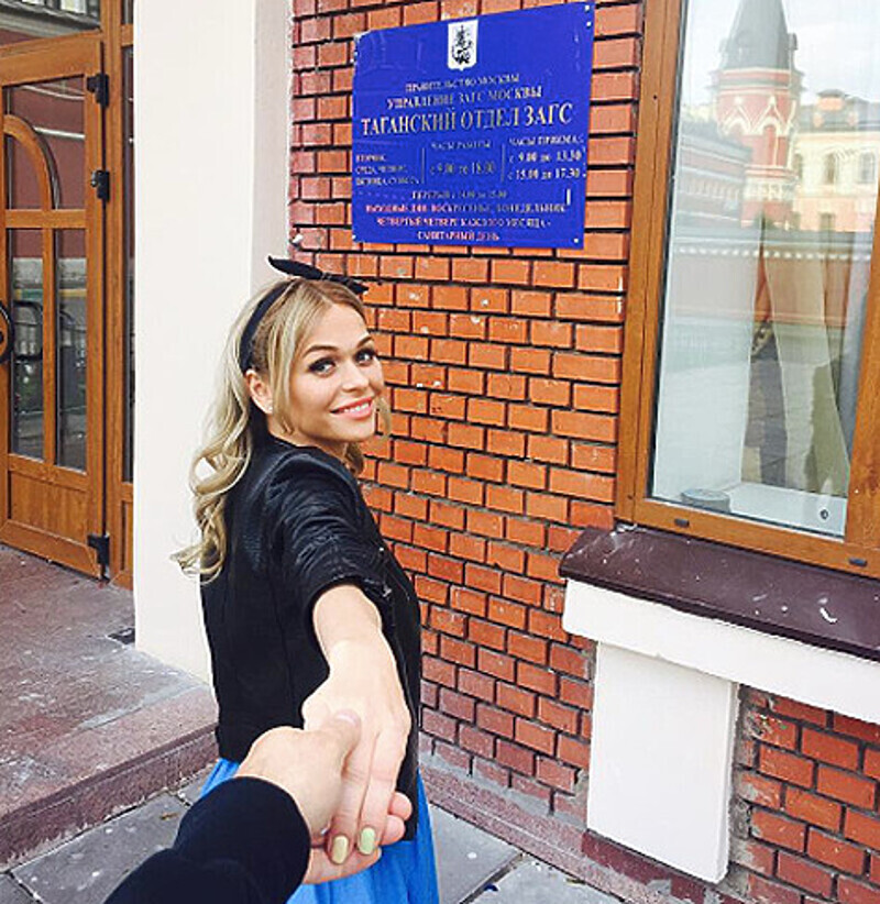 Три недели назад влюбленные подали заявление в ЗАГС. Annakhilkevich: «В ЗАГСах наших царит родная бюрократия, приходишь туда веселый, счастливый, влюбленный!!! а тебя встречают с такой ....кислой миной, что все желание жениться отпадает. Работники госстру
