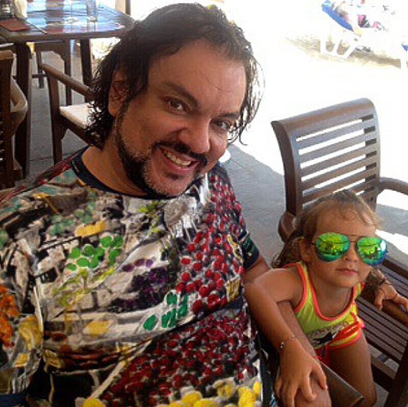 Fkirkorov: «Наплавались, напрыгались , теперь обедаем в любимых папиных очках!» Фото: Instagram.com/fkirkorov.