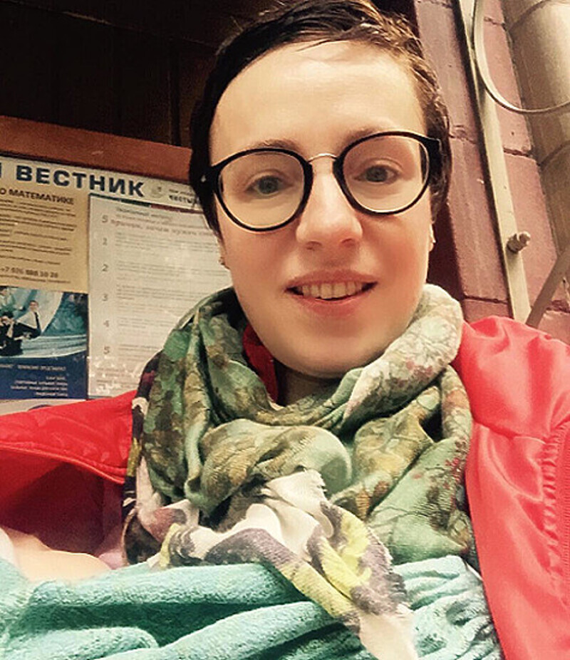 Тутта Ларсен на прогулке с малышом. «Обычно на прогулке одной рукой придерживаю Ваньку в слинге, второй держу телефон-мороженое-бутылку с водой и т.п. Зонтик держать нечем. Тутта-мокрая голова. А этому кабачку хоть бы хны - зарылся в мои капустные одежки 