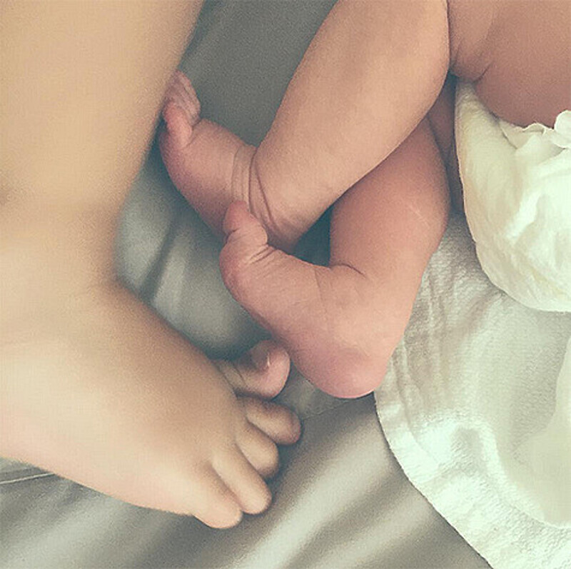 Ольга Шелест показала крошечную ножку второй дочери. Фото: Instagram.com/olgashelest.