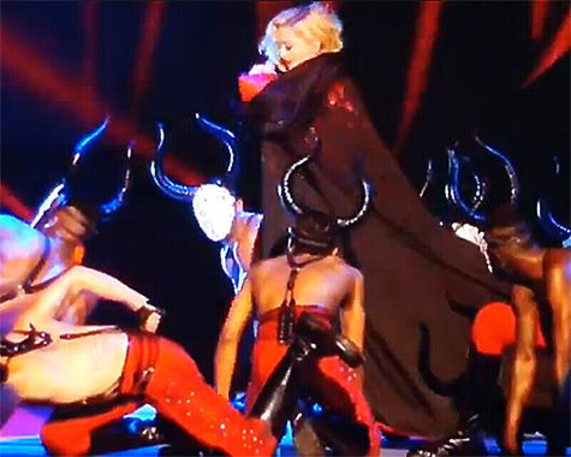 Мадонна во время выступления на Brit Awards. Фото: www.youtube.com.