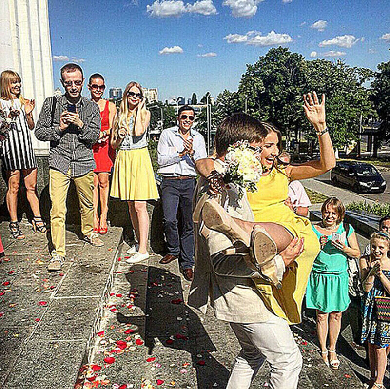 На недавней свадьбе друзей Денис и Света решили отрепетировать выход из ЗАГСа. Попытка удалась. Фото: Instagram.com.