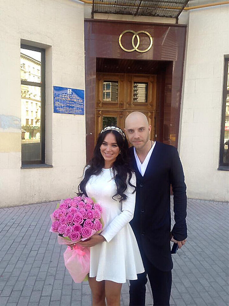 Роспись Клима Поплавского состоялась в Кутузовском ЗАГСе Москвы. Фото: Facebook.com/yana.poplayskaya.