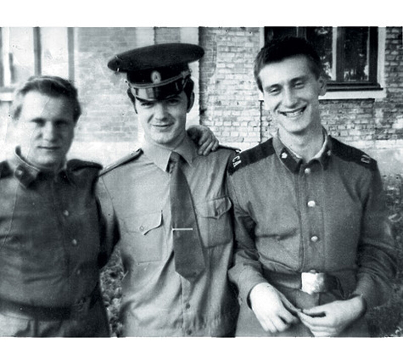 С 1979 по 1981 год Сергей служил в армии. В военном ансамбле играл на тарелках. Просил о переводе в Афганистан, но получил отказ. Дослужился до звания сержанта артиллерии. На снимке — справа. Фото: личный архив Сергея Пенкина.