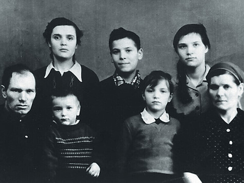 Cергей Пенкин вырос в многодетной семье. Он — младший из пяти детей.
На снимке: с родителями, братом и сестрами. Фото: личный архив Сергея Пенкина.