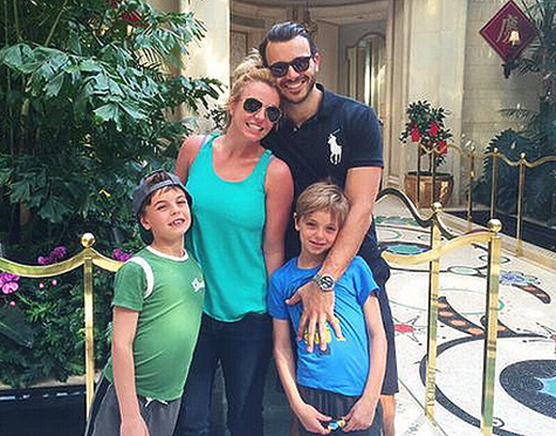 Бритни Спирс с Чарли Эберсолом и своими сыновьями. Фото: Instagram.com/britneyspears.