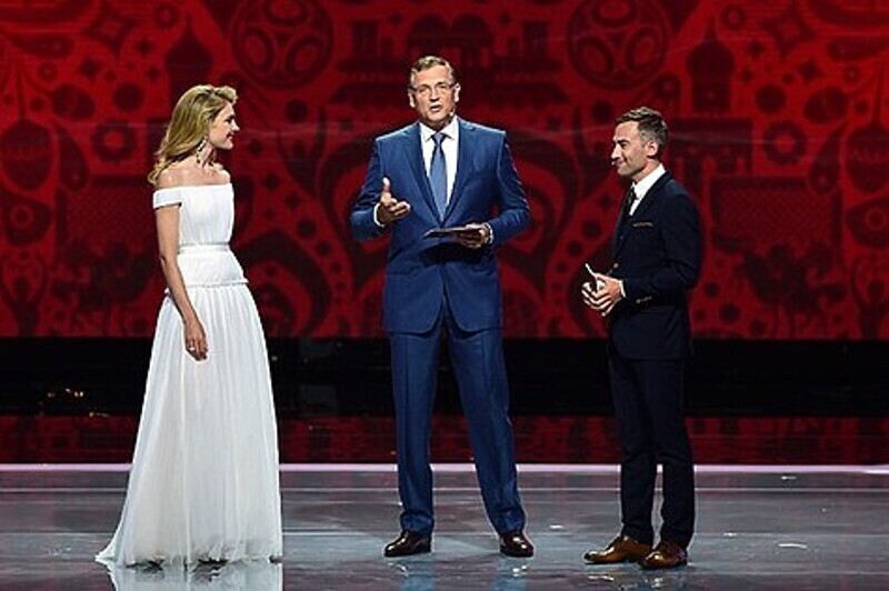 "Круто, что впервые жеребьевку чемпионата мира по футболу провел десятилетний мальчик", - подписал Дмитрий эту фотографию в фейсбуке. Фото: социальные сети