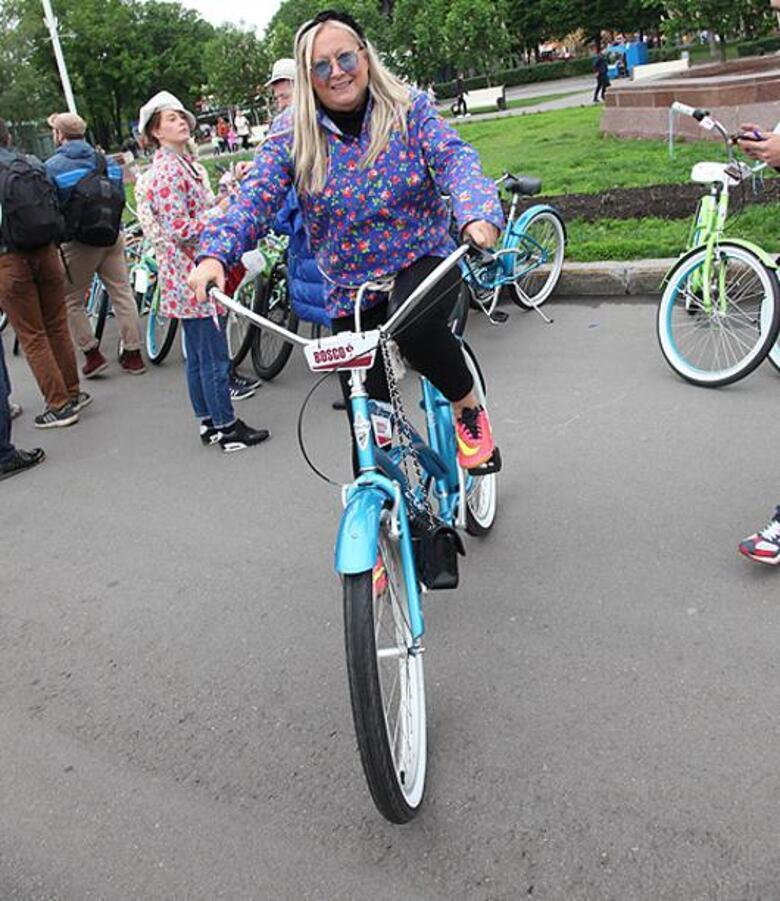 Татьяна Михалкова на велосипедной прогулке.
