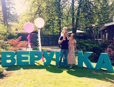 Сергей и Тата Бондарчук с годовалой именинницей Верушкой. Фото: Instagram.com.