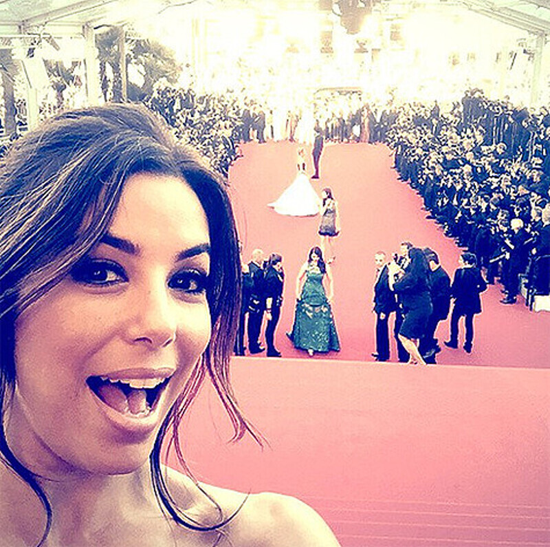 Ева Лонгория делает селфи на Каннском кинофестивале. Фото: Instagram.com/evalongoria.