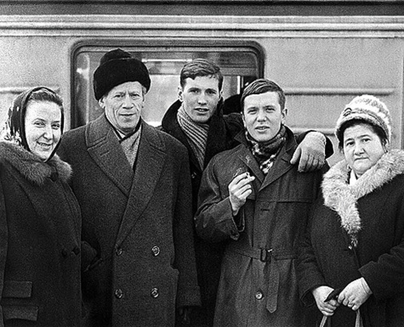 Слева направо: мама Сергея Соловьева, Калерия Сергеевна, друг семьи, Семен Яковлевич, Валерий Плотников, Сергей Соловьев, Плотникова Тамара Васильевна, 1965 год. Фото: личный архив Валерия Плотникова.
