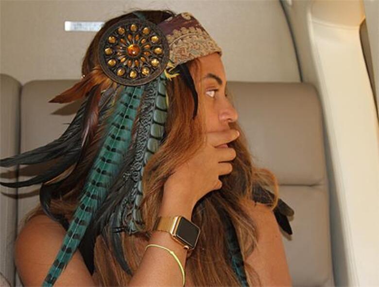 Бейонсе показала золотой браслет для Apple Watch. Фото: www.beyonce.com.