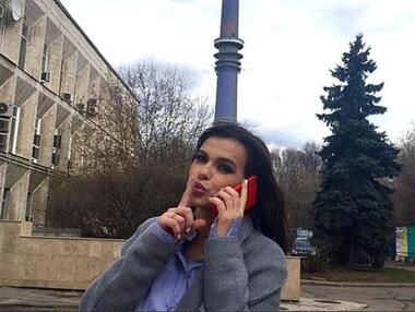 Елена Темникова сегодня впервые покинула дочь, отправившись по делам. Фото: Instagram.com/lenatemnikovaofficial.