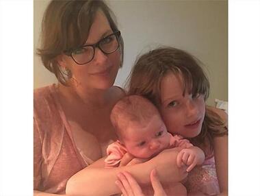 Мила Йовович с дочерьми. Фото: Instagram.com/millajovovich.