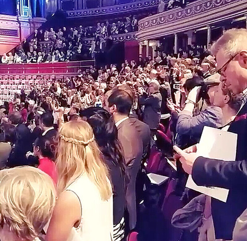 Выпускники престижного вуза получали дипломы в Royal Albert Hall. Фото: Instaram.com/anitatsoy.