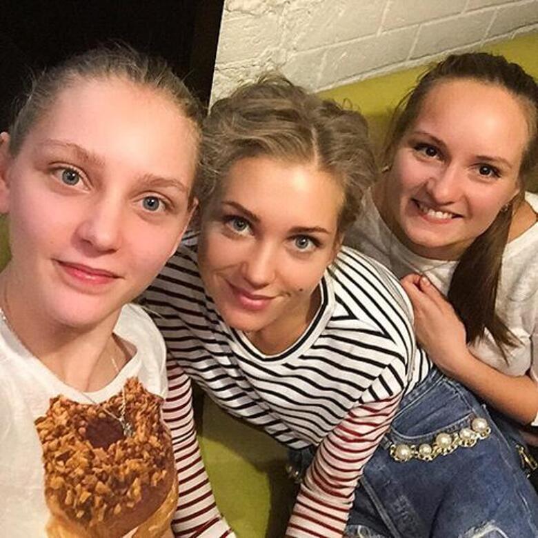 Кристина Асмус со своей сестрой и подругой. Фото: Instagram.com/asmuskristina.