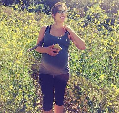 Милла Йовович занималась хайкингом во время всей беременности. Фото: Instagram.com/millajovovich.