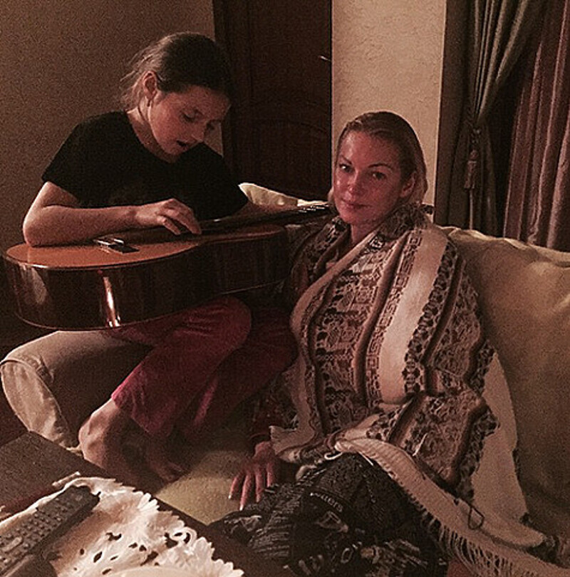 volochkova_art: “Как же нам уютно с Аришей вместе! Она написала сама песню "Ты предал меня.."..