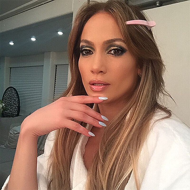 Дженнифер Лопес предпочитает более традиционный маникюр. Фото: Instagram.com/jlo.