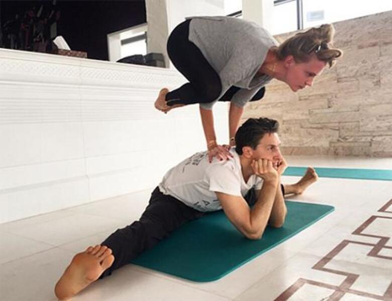 Глюк’oZa сделала очень сложную позу журавля на спине у мужа. Фото: Instagram.com/chistyakova_ionova.