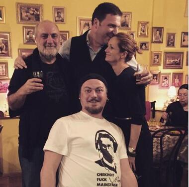 Три недели назад состоялась премьера «Вишневого сада». Однако вскоре на репетиции знаменитой пьесы Максим Виторган сломал плечо. xenia_sobchak: «А у Mоего сегодня Премьера!!! "Вишневый Сад" режиссер - Мирзоев, Раневская-Исакова, Гаев-Виторган».