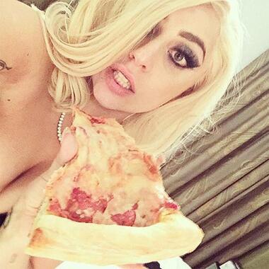 Леди Гага позволила себе кусок пиццы. Фото: Instagram.com/ladygaga.