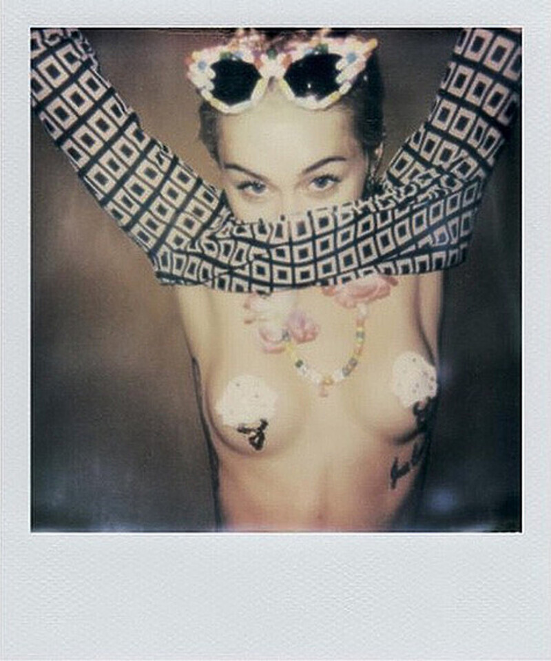 Всю фотосессию Майли Сайрус назвала «Дневником грязной хиппи». Фото: Instagram.com/mileycyrus.