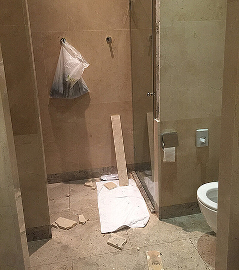 В президентском люксе новосибирского Double Tree by Hilton на голову Михаила Шуфутинского обвалился кусок мраморной стены. Фото: материалы пресс-служб.