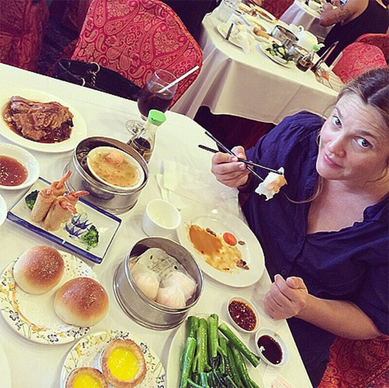 Дрю Бэрримор во время второй беременности увлеклась дим-самами. Фото: Instagram.com/drewbarrymore.