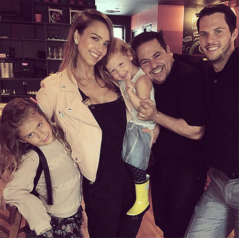 Джессика Альба с семьей. Фото: Instagram.com/jessicaalba.
