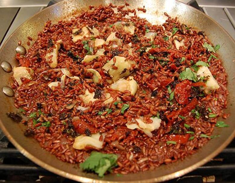 Красный рис с артишоками и кардамоном. Фото: материалы пресс-служб.