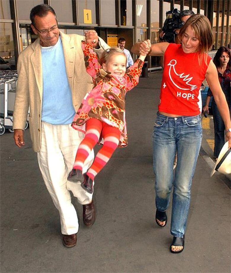 Андрей Кончаловский и Юлия Высоцкая с дочерью в 2002 году.