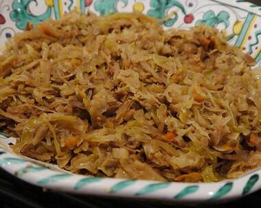 Капуста, тушенная с белыми грибами.