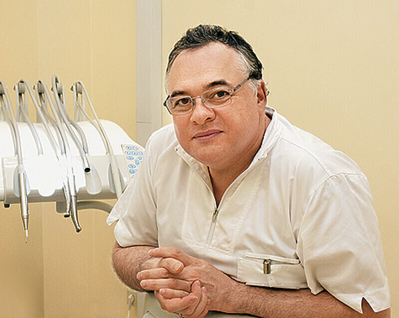 Главный врач клиники «ЛАНЦЕТ» Дмитрий Ланцет: «В чудеса я не верю, поэтому поехал на  завод, где производится система CEREC. И лично убедился в ее уникальности». Фото: материалы пресс-служб.