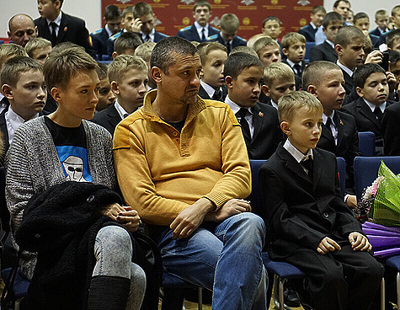 Курсанты устроили своего рода пресс-конференцию, во время которой завалили звездных гостей каверзными вопросами. Михаил Сафронов.
